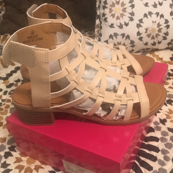 Gladiator sandals for Girls by Catherine Malan; size 4; color: beige - Picture 3 of 7